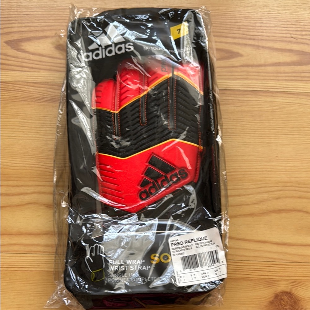 Adidas Predator Red and Black Goalkeeper Gloves size 7 new